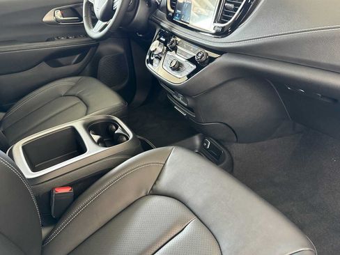 New 2026 Chrysler Pacifica Select FWD image 14