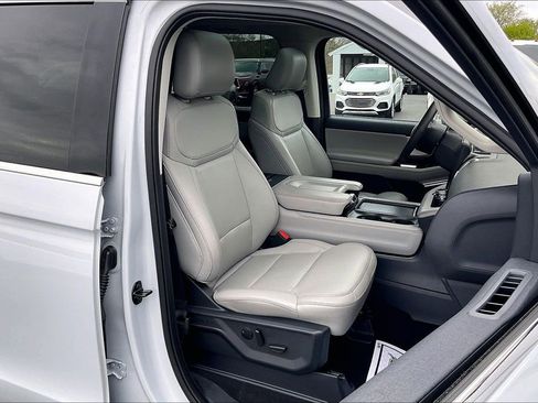 Used 2025 Ford Expedition Active AWD/4WD image 32