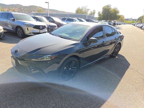 Used 2025 Toyota Camry SE FWD image 1