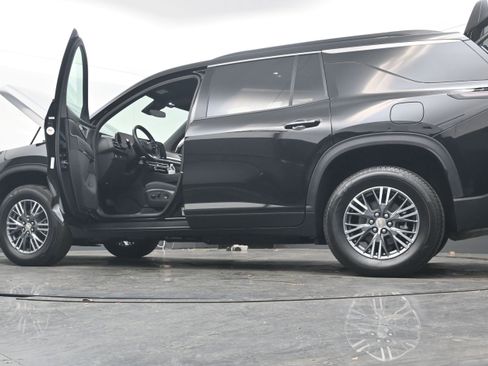 Used 2025 Chevrolet Traverse LT image 42