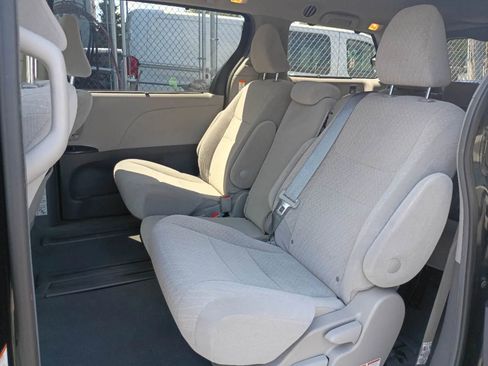 Used 2019 Toyota Sienna LE FWD image 14