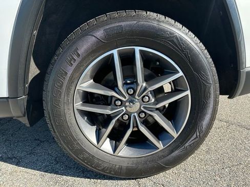 Used 2017 Jeep Grand Cherokee Limited AWD/4WD image 10