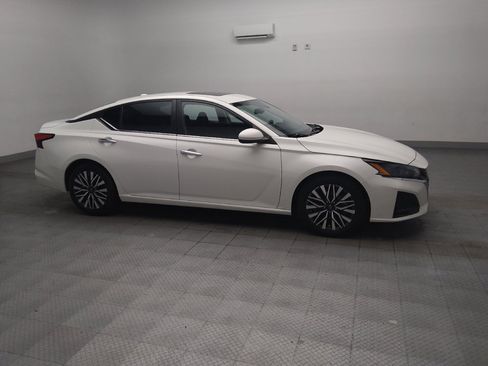 Used 2023 Nissan Altima 2.5 SV w/ SV Premium Package FWD image 11