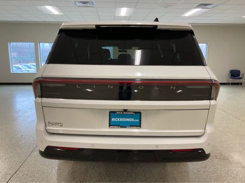Used 2025 Lincoln Navigator L Reserve image 8