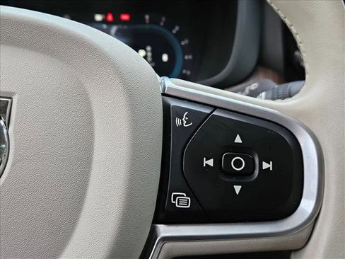 Used 2022 Volvo XC60 B5 Momentum w/ Climate Package image 13