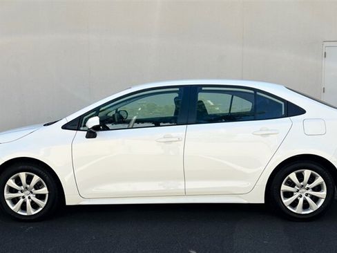 Used 2022 Toyota Corolla LE FWD image 2