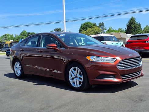 Used 2016 Ford Fusion SE FWD image 3