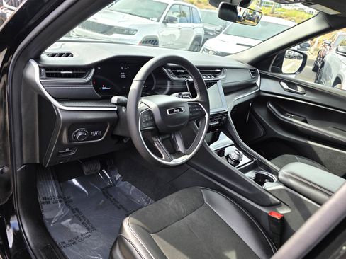 New 2025 Jeep Grand Cherokee Altitude image 10