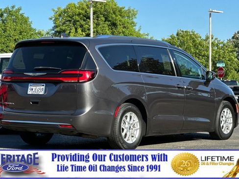 Used 2021 Chrysler Pacifica Touring-L FWD image 4