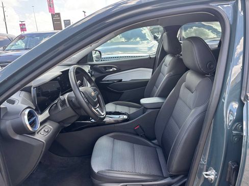 Used 2025 Chevrolet Trax LT w/ LT Convenience Package FWD image 25