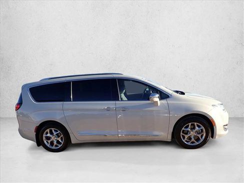 Used 2017 Chrysler Pacifica Limited w/ Advanced Safetytec Group image 5