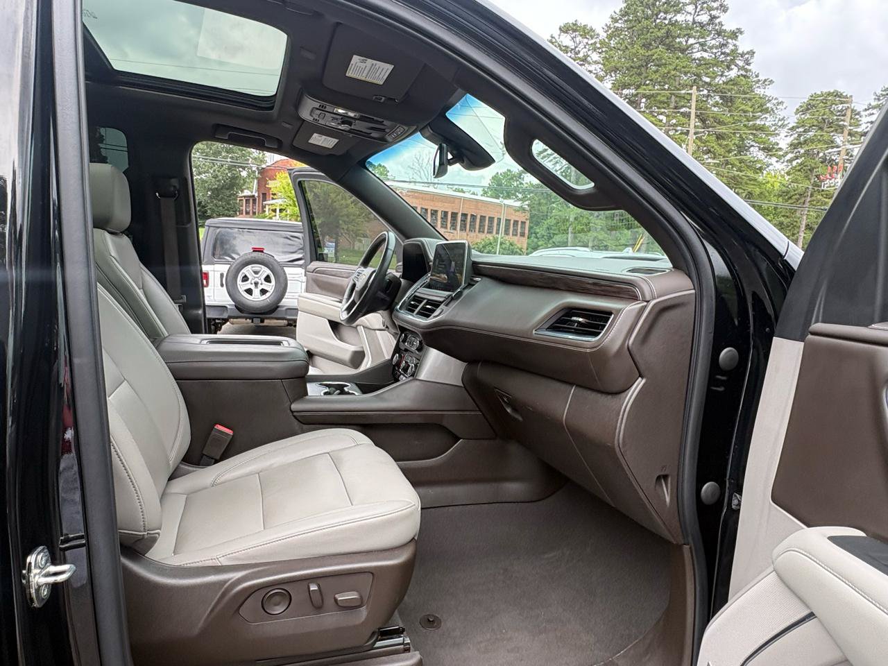 Used 2021 Chevrolet Tahoe LT w/ LT Signature Package RWD image 15