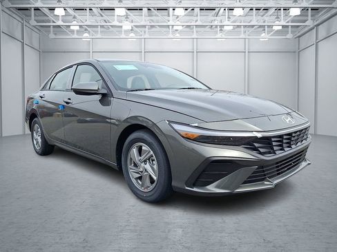 New 2026 Hyundai Elantra SE FWD image 4