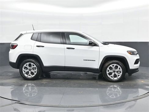 Used 2025 Jeep Compass Sport image 5