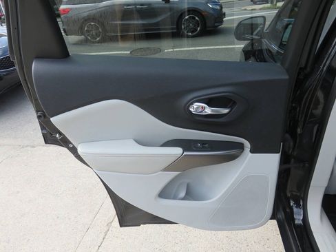 Used 2019 Jeep Cherokee Limited AWD/4WD image 30