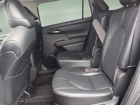 Used 2021 Toyota Highlander XLE AWD/4WD image 39