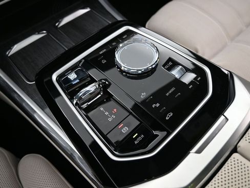 Used 2024 BMW 760i xDrive w/ Premium Package 2 image 22