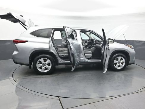 Used 2022 Toyota Highlander LE AWD/4WD image 55
