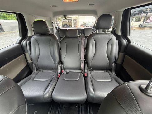 Used 2026 Kia Carnival FWD image 36