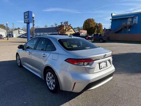 Used 2020 Toyota Corolla LE image 3