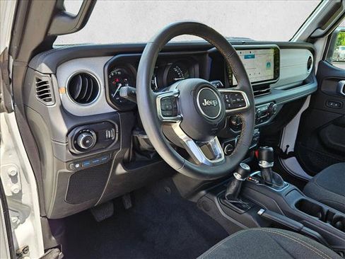 Used 2024 Jeep Wrangler Unlimited Sahara AWD/4WD image 9