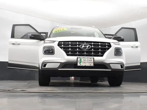 Used 2024 Hyundai Venue Limited FWD image 11