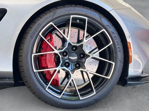 Used 2025 Aston Martin Vanquish RWD image 32