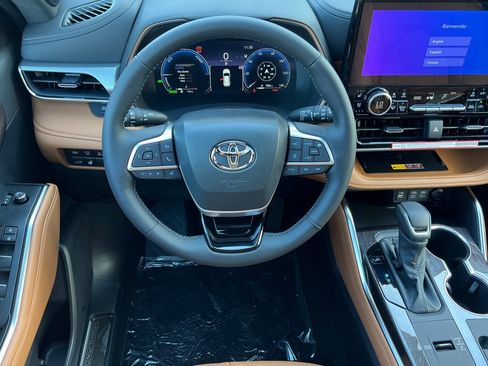 New 2025 Toyota Highlander Platinum image 15
