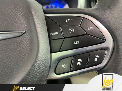 Used 2023 Chrysler Pacifica Touring-L AWD/4WD image 17