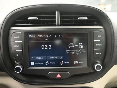 Used 2025 Kia Soul LX FWD image 11