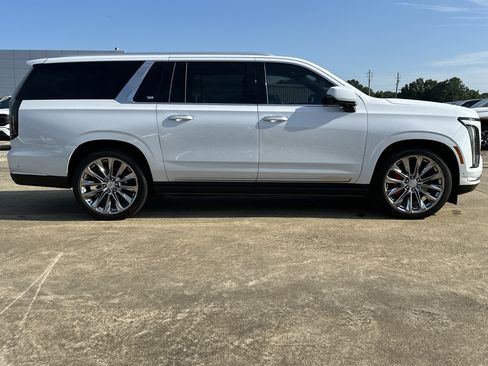 Certified 2026 Cadillac Escalade ESV Luxury w/ LPO, Radiant Package AWD/4WD image 4