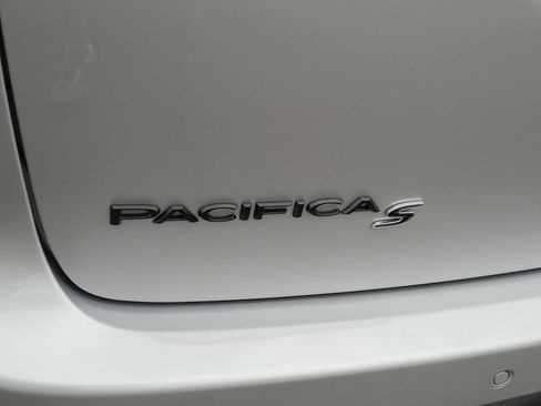 Used 2023 Chrysler Pacifica Touring-L w/ S Appearance Package image 15