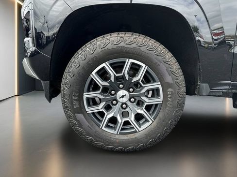 Used 2024 Chevrolet Colorado Z71 w/ Z71 Convenience Package 2 AWD/4WD image 10