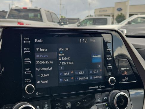 Used 2022 Toyota Highlander XLE FWD image 21