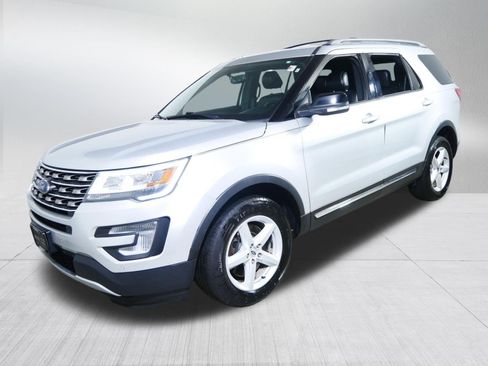 Used 2017 Ford Explorer XLT w/ Equipment Group 202A AWD/4WD image 3