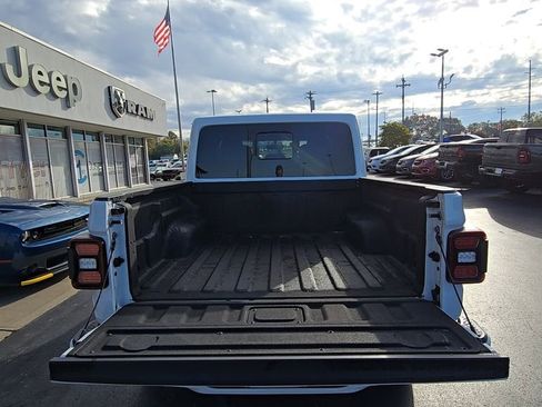 Used 2022 Jeep Gladiator Overland image 16