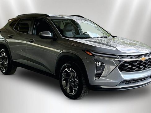 Used 2024 Chevrolet Trax LT w/ Driver Confidence Package FWD image 1