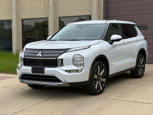 Used 2025 Mitsubishi Outlander SE AWD/4WD image 3