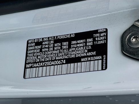 Certified 2025 Porsche Cayenne AWD/4WD image 35