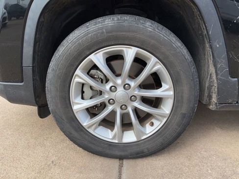 Used 2019 Jeep Cherokee Latitude w/ Cold Weather Group image 9