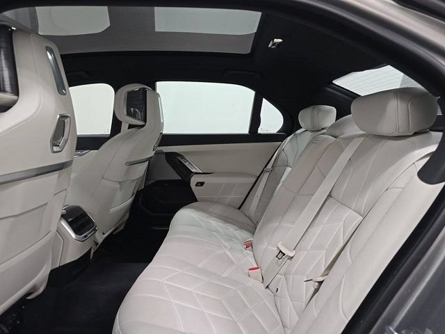 Used 2023 BMW 760i xDrive AWD/4WD image 8