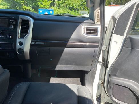 Used 2017 Nissan Titan SV image 22