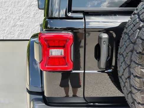 Used 2022 Jeep Wrangler Unlimited Sahara AWD/4WD image 10