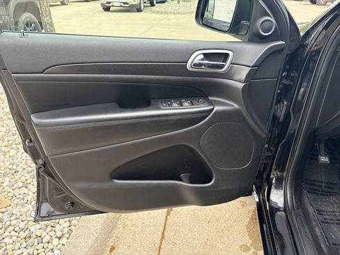 Used 2017 Jeep Grand Cherokee Altitude AWD/4WD image 8