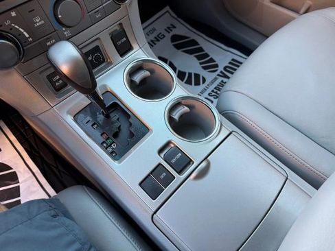 Used 2011 Toyota Highlander SE image 17