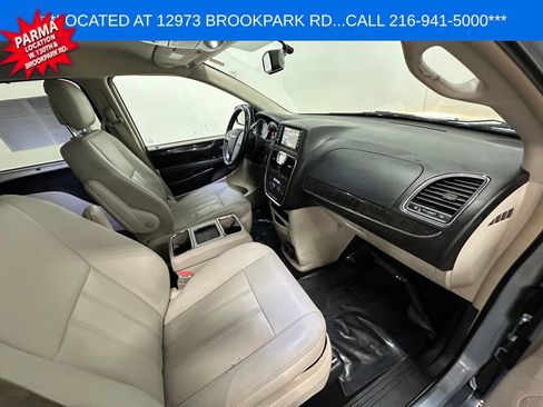 Used 2016 Chrysler Town & Country Touring w/ Driver Convenience Group image 28