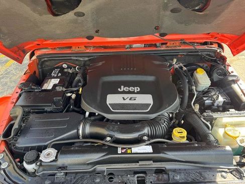 Used 2015 Jeep Wrangler Unlimited Sahara w/ Connectivity Group AWD/4WD image 18