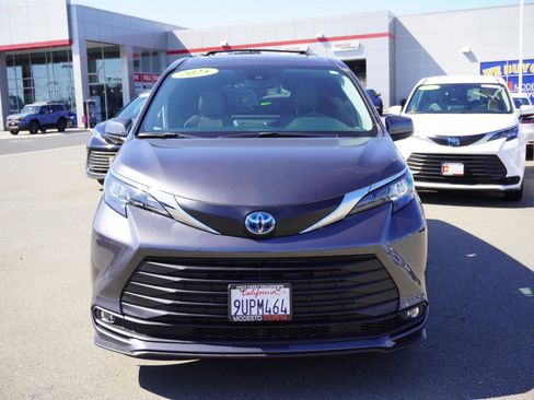 Used 2025 Toyota Sienna XLE image 6