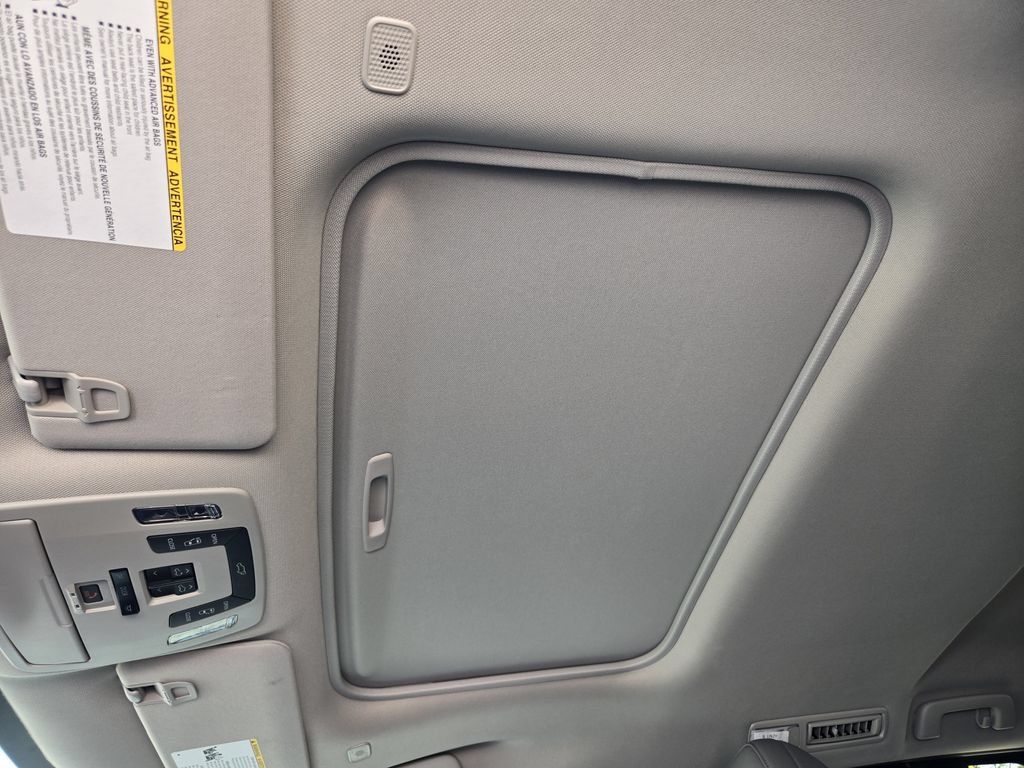 Used 2026 Toyota Sienna XLE FWD image 23