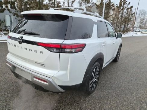 Used 2025 Nissan Pathfinder Platinum image 9